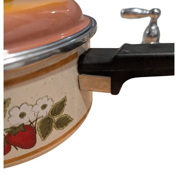 Vintage Strawberry Fields 2 Quart Enamel Cooking Pot with lid - Picture 16 of 16